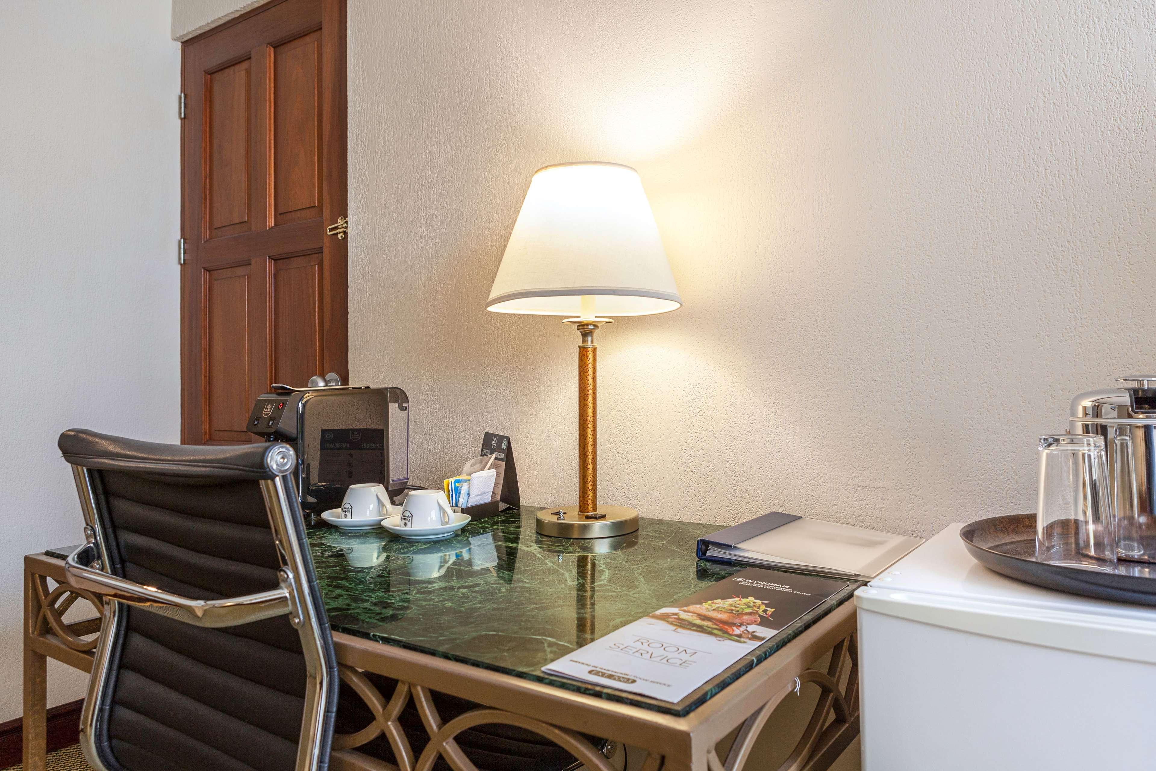 Wyndham San Jose Herradura エクステリア 写真 A table lamp