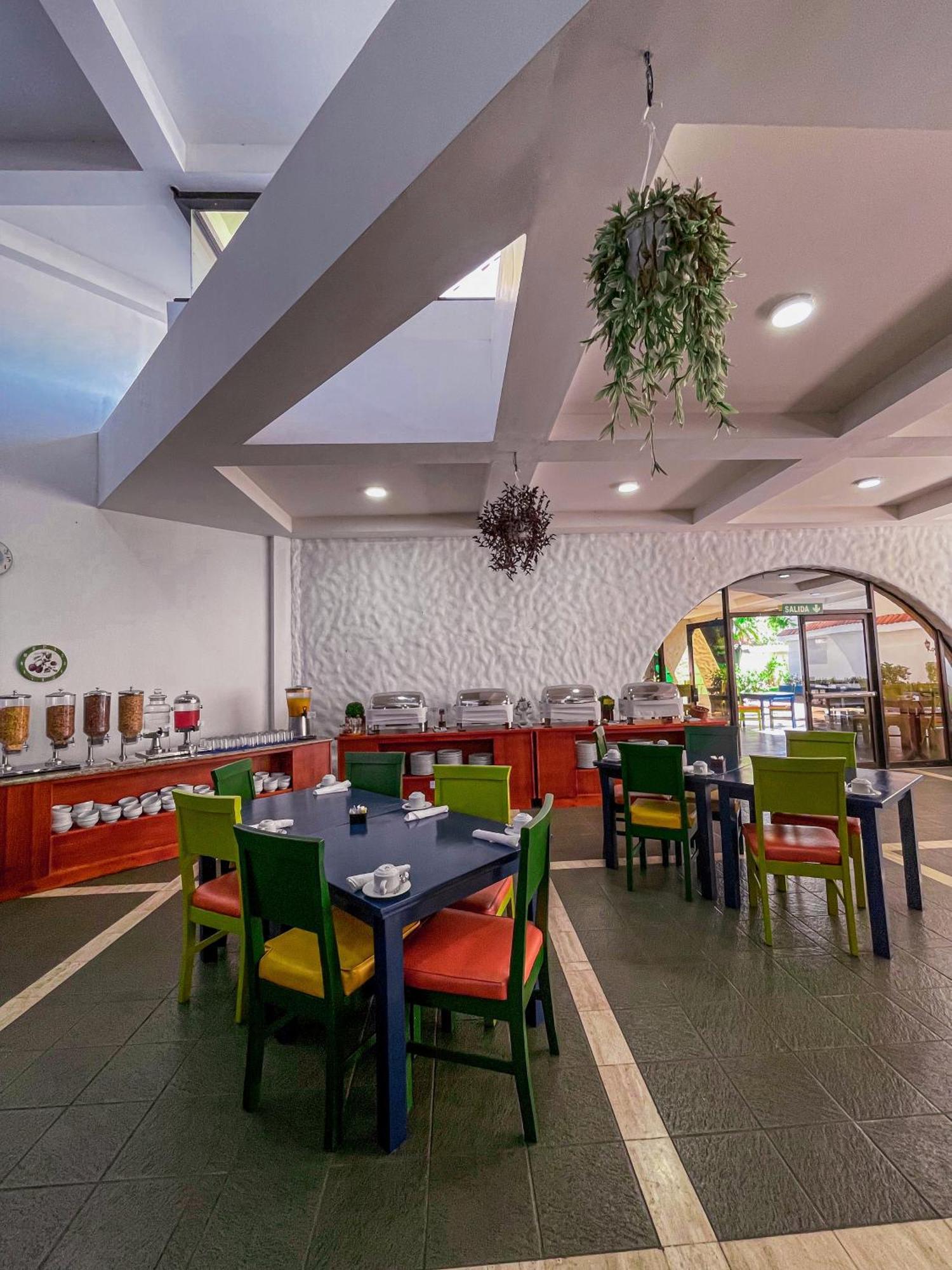 Wyndham San Jose Herradura エクステリア 写真 The restaurant at the hotel