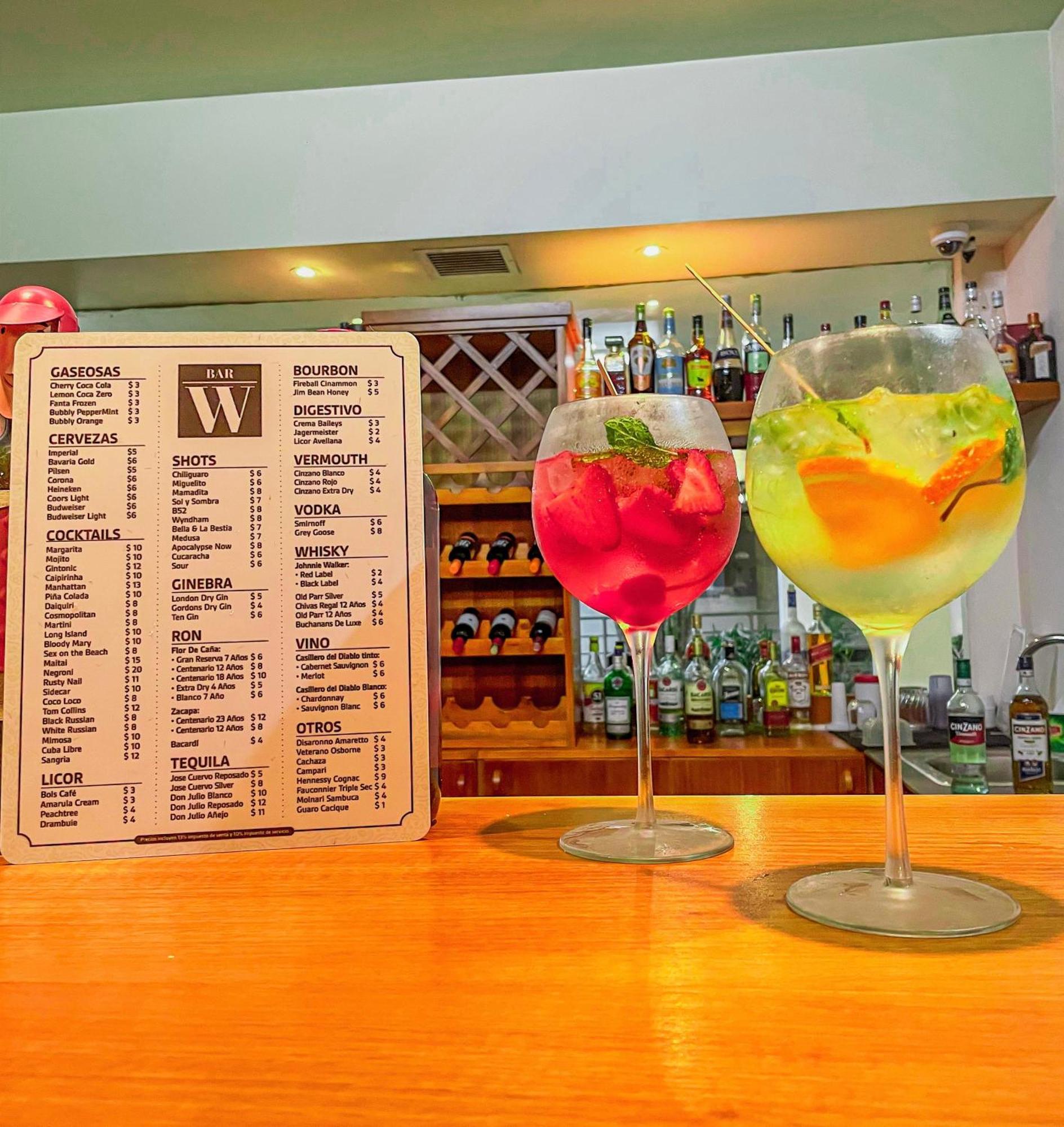 Wyndham San Jose Herradura エクステリア 写真 A gin and tonic (left) and a strawberry and lime gin and tonic (right)