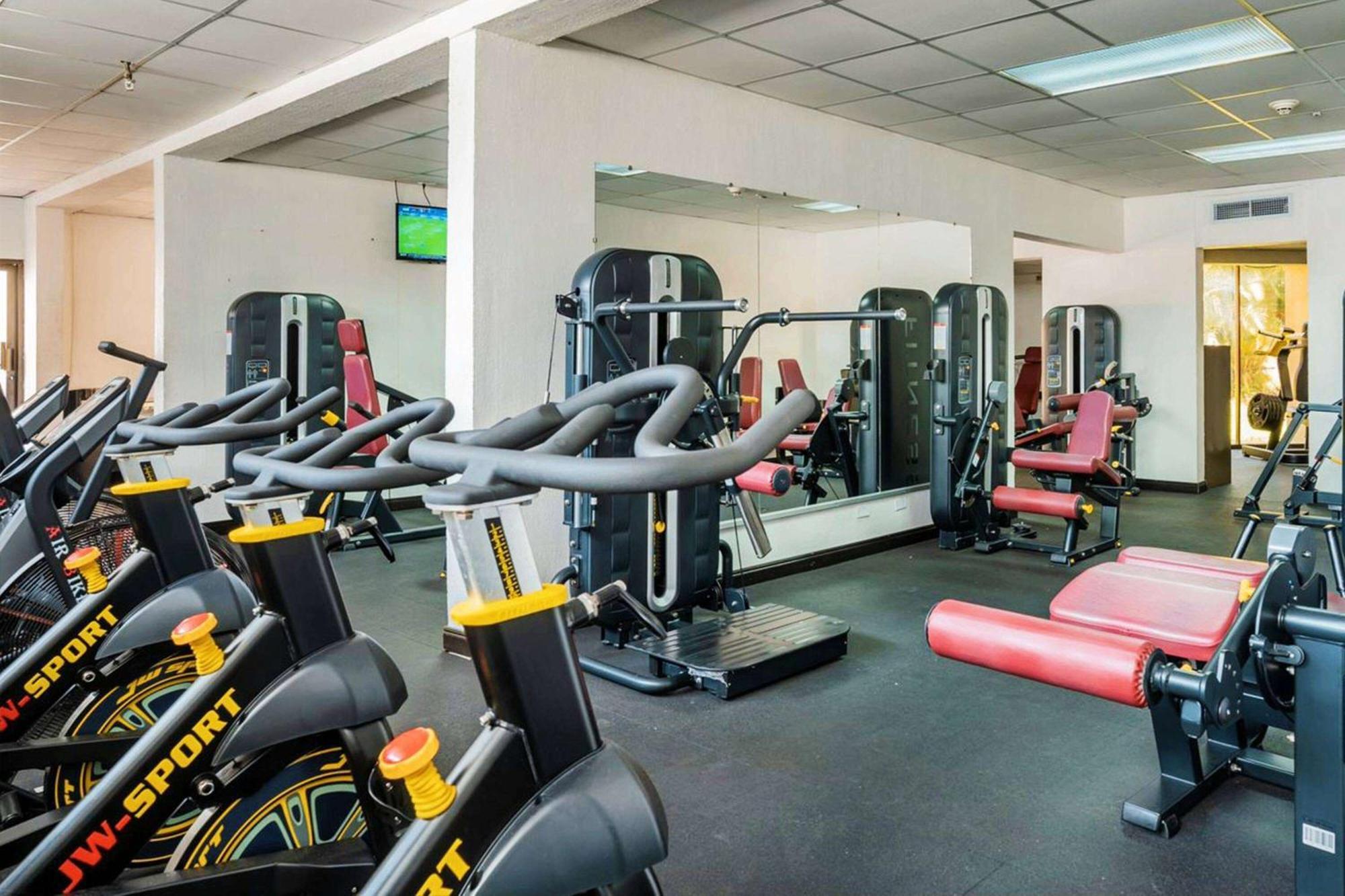 Wyndham San Jose Herradura エクステリア 写真 The gym at the hotel