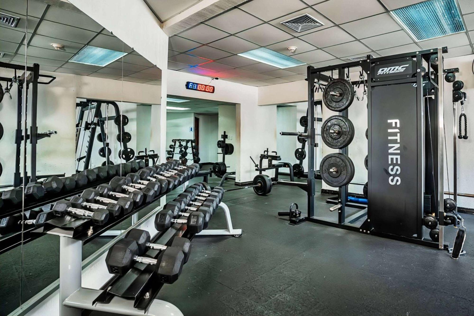 Wyndham San Jose Herradura エクステリア 写真 A typical gym