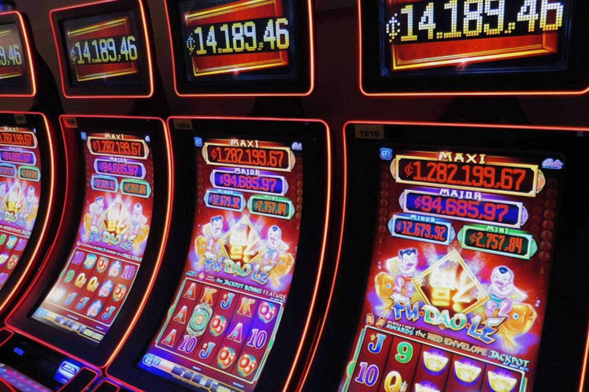 Wyndham San Jose Herradura エクステリア 写真 A row of slot machines