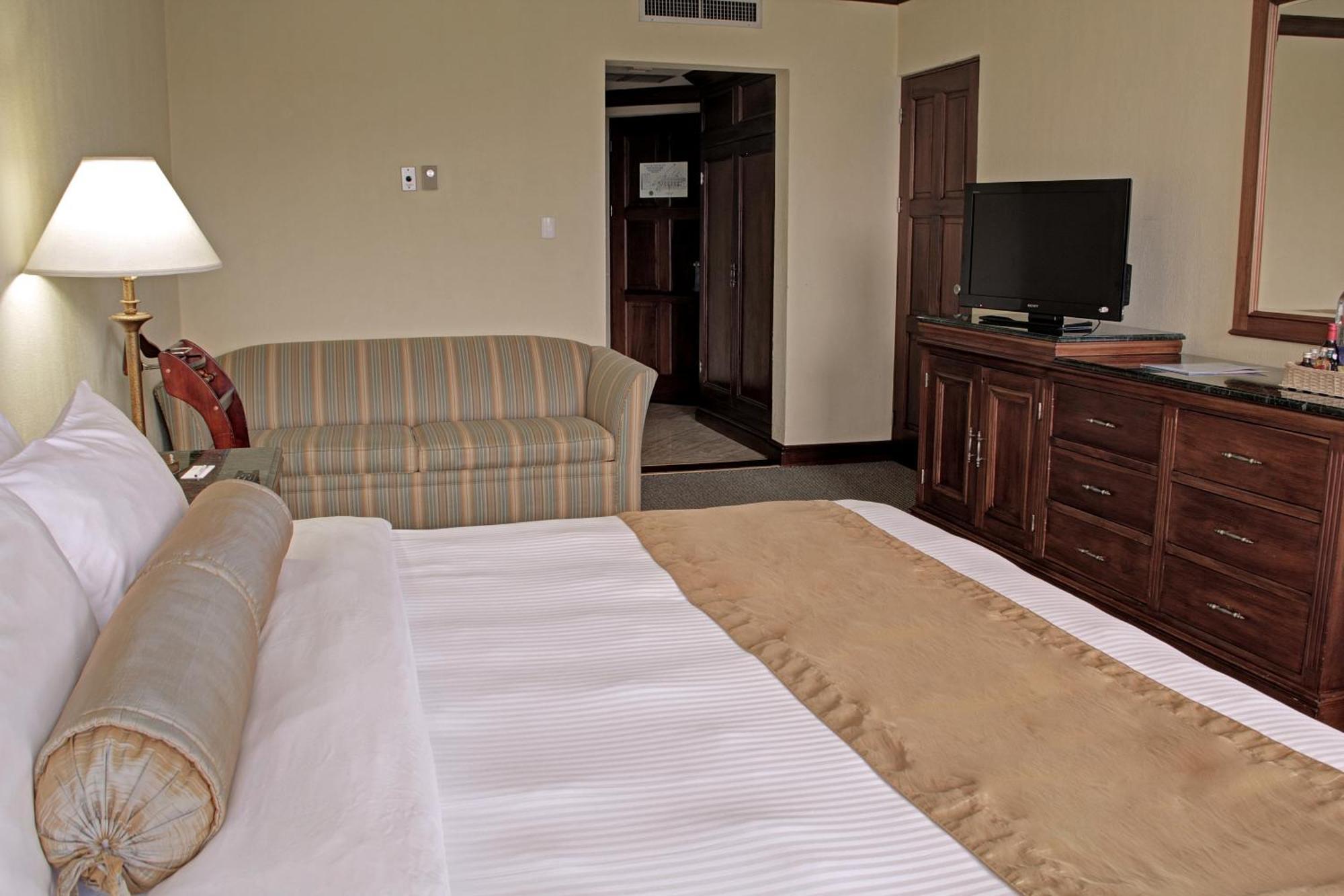 Wyndham San Jose Herradura エクステリア 写真 A room at the hotel